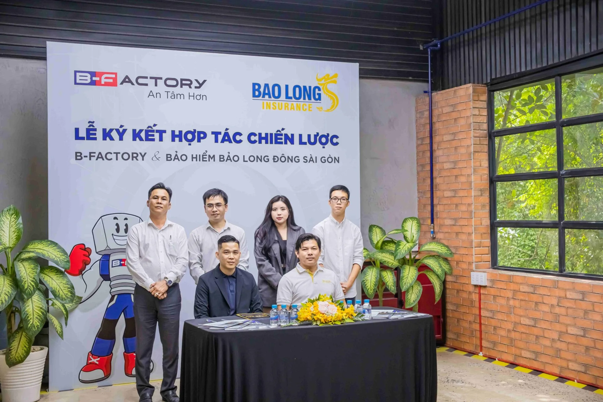 Đại diện hai bên trong buổi ký kết