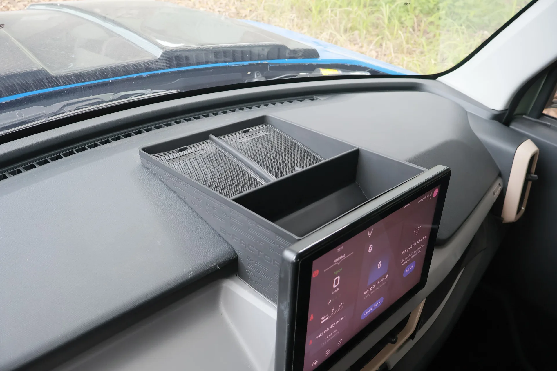 Phụ kiện VF 3 Khay tiện ích sau màn hình B-Factpry – Giải pháp tối ưu không gian xe điện 