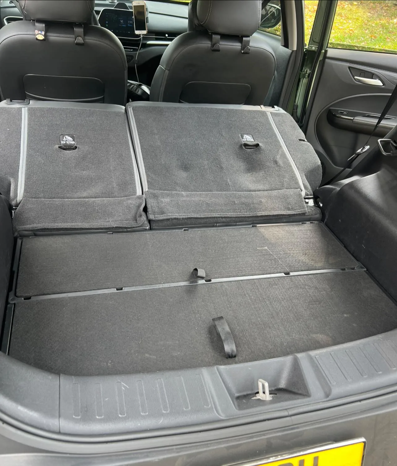 Thùng đựng đồ cốp sau VF 5 B-Factory tạo thành mặt phẳng sau khi gập ghế, không gian tuyệt vời để nghỉ ngơi